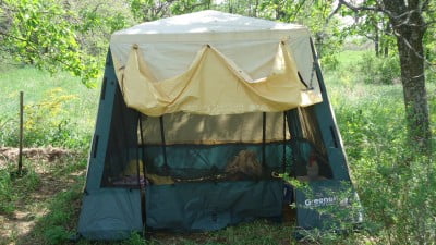 Палатка-шатер для хранения мелкого инвентаря на лесном точке..JPG